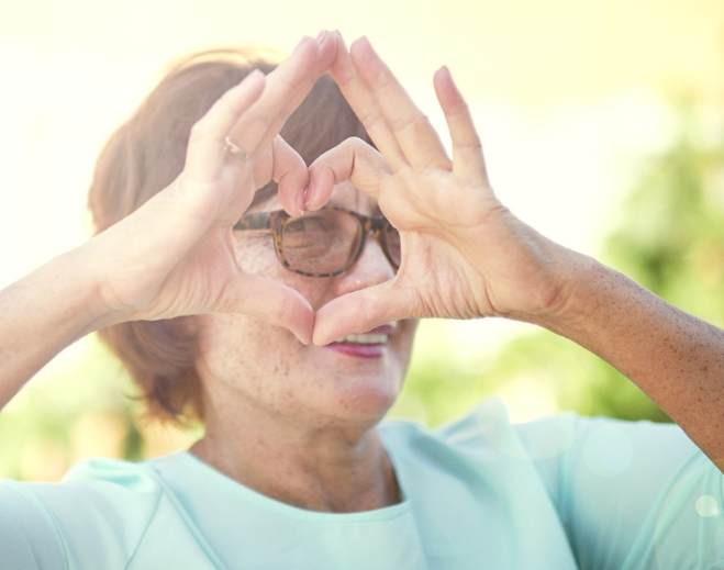 Persona formando un corazón con las manos