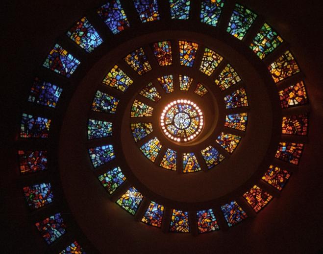 Vitral circular multicolor con diseño religioso